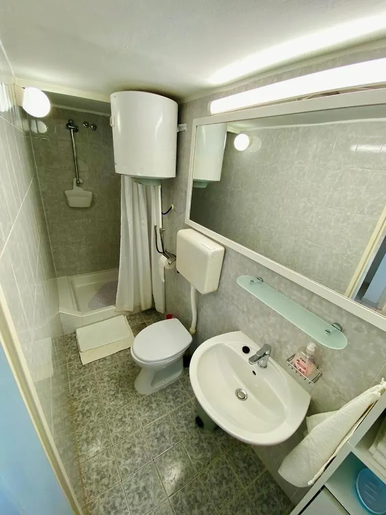 Apartments And Rooms With Parking Space Mali Lošinj